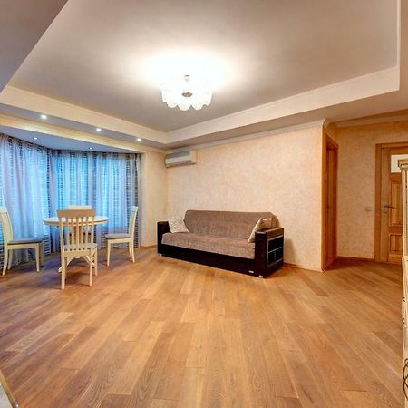 Apartments Near The Shopping Center Gulliver Kyiv Exterior photo