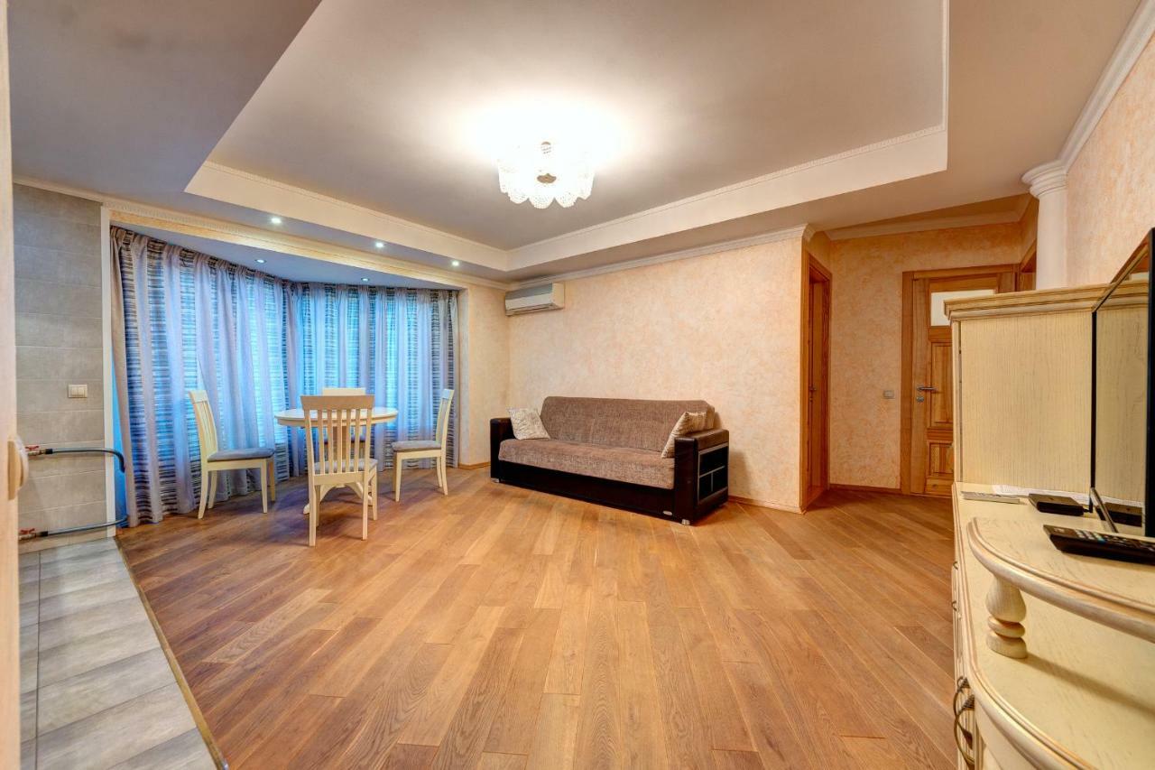 Apartments Near The Shopping Center Gulliver Kyiv Exterior photo
