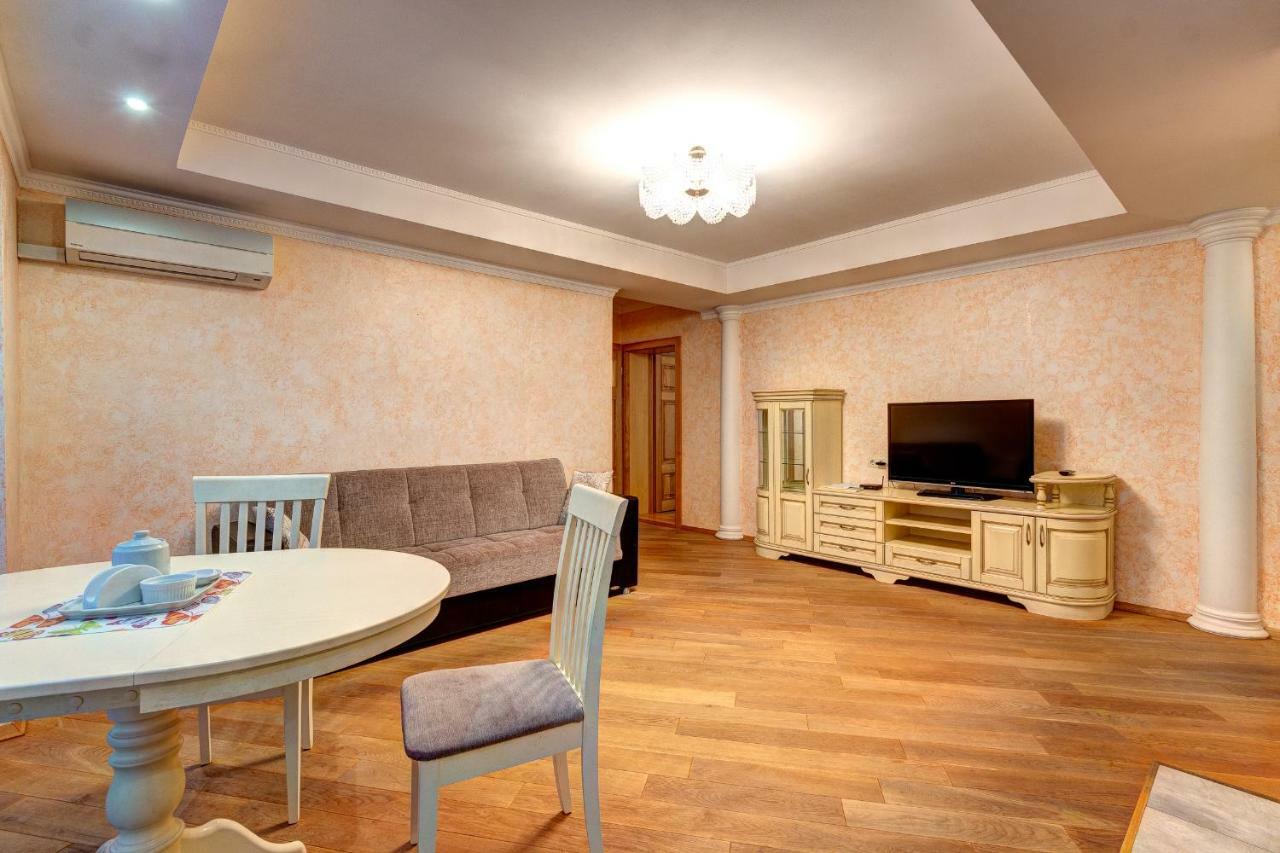 Apartments Near The Shopping Center Gulliver Kyiv Exterior photo