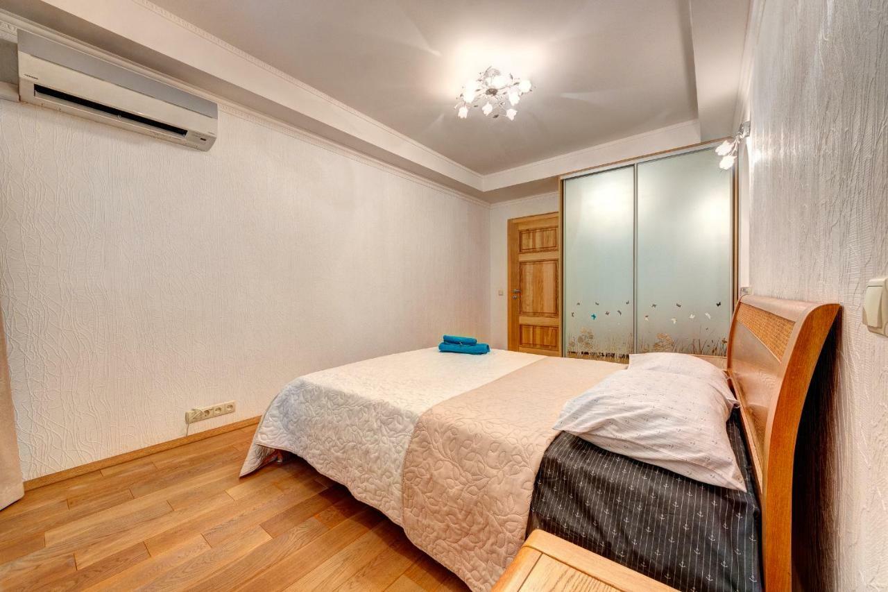 Apartments Near The Shopping Center Gulliver Kyiv Exterior photo