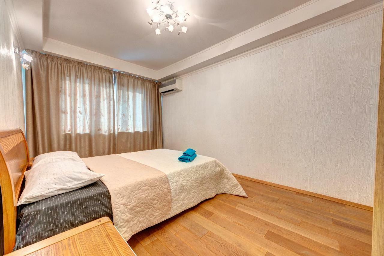Apartments Near The Shopping Center Gulliver Kyiv Exterior photo